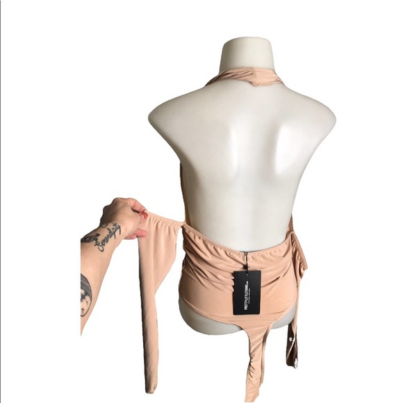 PrettyLittleThing | New Nude Contrast Stitched Low Cut Halter Snap Bodysuit - Picture 5 of 9